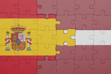 Letonya 'nın renkli ulusal bayrağı ve İspanya bayrağı ile bulmaca. konsept
