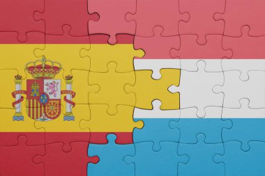 Lüksemburg ve İspanya bayrağının renkli ulusal bayrağıyla bulmaca. konsept