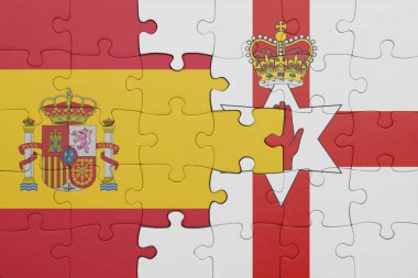 Kuzey İrlanda 'nın renkli ulusal bayrağı ve İspanya bayrağı. konsept