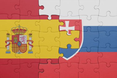 Slovakya 'nın renkli ulusal bayrağı ve İspanya bayrağı ile bulmaca. konsept