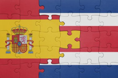 Kosta Rika 'nın renkli ulusal bayrağı ve İspanya bayrağının bulmacası. konsept