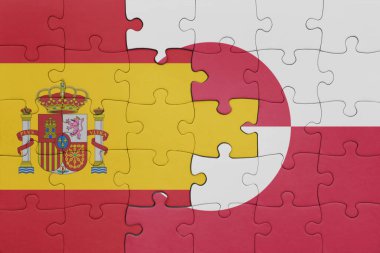 Yeşil arazi ve İspanya bayrağının renkli ulusal bayrağıyla bulmaca. konsept