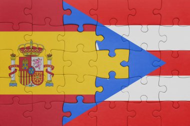 Porto Riko 'nun renkli ulusal bayrağı ve İspanya bayrağı. konsept