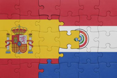 Paraguay 'ın renkli ulusal bayrağı ve İspanya bayrağı. konsept