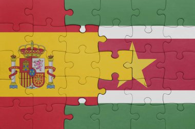 Surinam ve İspanya bayrağının renkli ulusal bayrağıyla bulmaca. konsept
