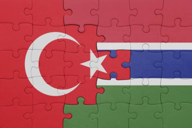 Gambiya 'nın renkli ulusal bayrağı ve hindi bayrağı ile bulmaca. konsept