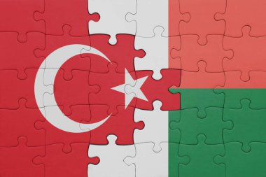 Macadagaskar 'ın renkli ulusal bayrağı ve hindi bayrağı ile bulmaca. konsept
