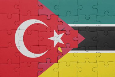 Mozambik 'in renkli ulusal bayrağı ve hindi bayrağı ile bulmaca. konsept
