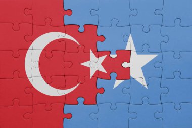 Somali 'nin renkli ulusal bayrağı ve hindi bayrağıyla bulmaca. konsept