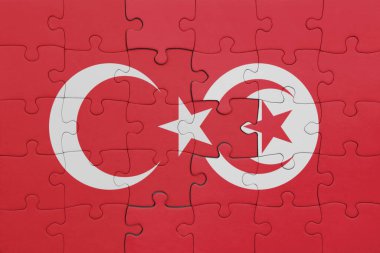 Tunus 'un renkli ulusal bayrağı ve hindi bayraklarıyla dolu bir bulmaca. konsept