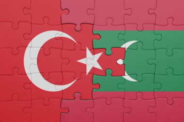 Maldivlerin renkli ulusal bayrağı ve hindi bayraklarıyla dolu bir bulmaca. konsept