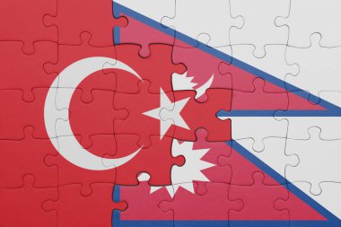 Nepal bayrağı ve hindi bayraklarıyla dolu renkli bir yapboz. konsept