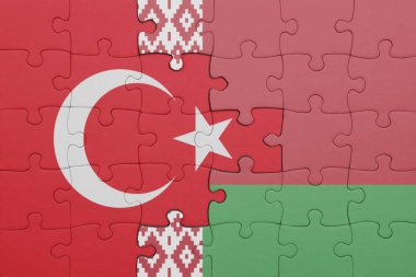 Beyaz Rusya bayrağı ve hindi bayraklarıyla dolu renkli bir bulmaca. konsept