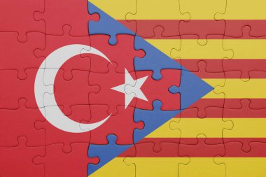 Katalonya bayrağı ve hindi bayraklarıyla dolu renkli bir bulmaca. konsept