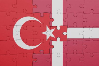 Danimarka 'nın renkli ulusal bayrağı ve hindi bayraklarıyla dolu bir bulmaca. konsept