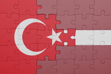 Letonya 'nın renkli ulusal bayrağı ve hindi bayrağıyla bulmaca. konsept