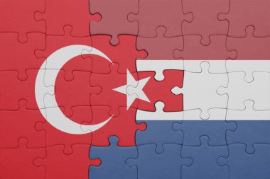 Hollanda 'nın renkli ulusal bayrağı ve hindi bayraklarıyla dolu bir bulmaca. konsept