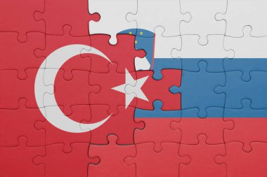 Slovenia 'nın renkli ulusal bayrağı ve hindi bayraklarıyla dolu bir bulmaca. konsept