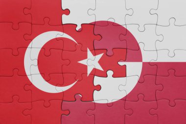 Yeşil arazinin renkli ulusal bayrağı ve hindi bayraklarıyla dolu bir bulmaca. konsept