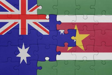 Surinam ve Avustralya bayrağının renkli ulusal bayrağıyla bulmaca. konsept