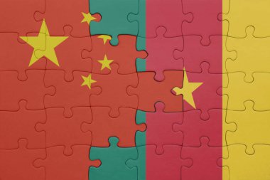 Kamerun ve Çin bayrağının renkli ulusal bayrağıyla bulmaca. konsept