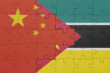Mozambik ve Çin bayrağının renkli ulusal bayrağıyla bulmaca. konsept