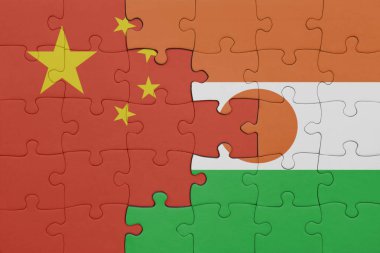 Çin bayrağının ve Nijer 'in renkli ulusal bayrağının bulmacası. konsept