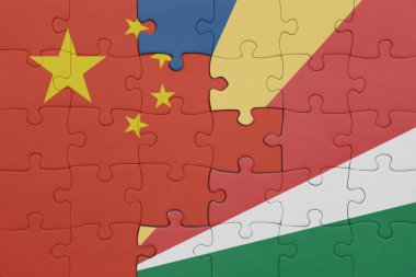 Seyşeller ve Çin bayrağının renkli ulusal bayrağıyla bulmaca. konsept