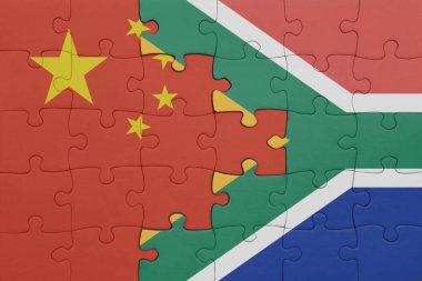 Güney Afrika 'nın renkli ulusal bayrağı ve Çin bayrağı. konsept