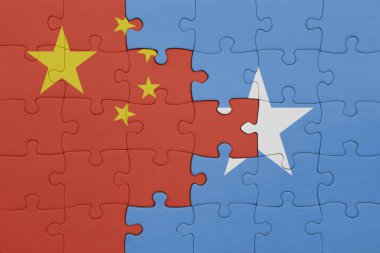 Somali 'nin renkli ulusal bayrağı ve Çin bayrağı bulmacası. konsept