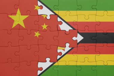 Zimbabwe ve Çin bayrağının renkli ulusal bayrağıyla bulmaca. konsept