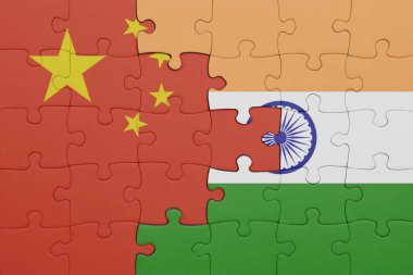 Hindistan 'ın renkli ulusal bayrağı ve Çin bayrağı bulmacası. konsept