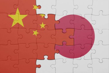 Japon bayrağı ve Çin bayraklarıyla dolu renkli bir yapboz. konsept