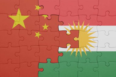 Kürdistan 'ın renkli ulusal bayrağı ve Çin bayrağının bulmacası. konsept