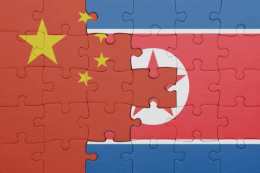 Kuzey Kore 'nin renkli ulusal bayrağı ve Çin bayrağı bulmacası. konsept