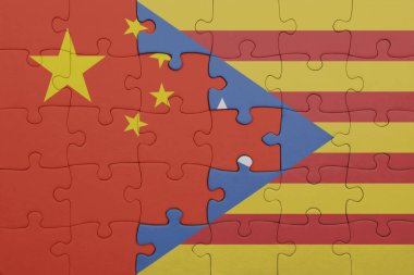 Katalonya ve Çin bayrağının renkli ulusal bayrağıyla bulmaca. konsept