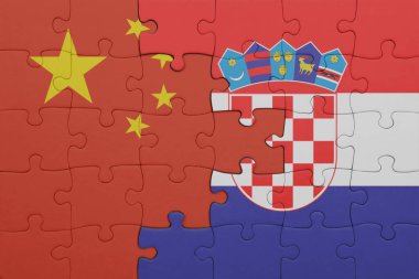Hırvat bayrağı ve Çin bayraklarıyla dolu renkli bir yapboz. konsept