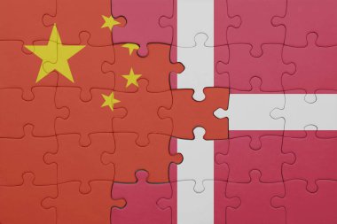 Danimarka 'nın renkli ulusal bayrağı ve Çin bayrağı bulmacası. konsept