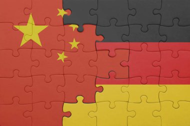 Alman bayrağı ve Çin bayraklarıyla dolu renkli bir bulmaca. konsept