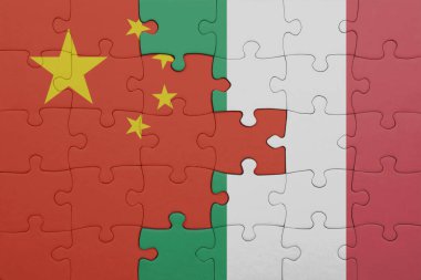 İtalya 'nın renkli ulusal bayrağı ve Çin bayrağı bulmacası. konsept