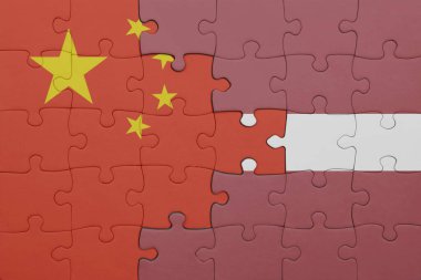 Latvia ve Çin bayrağının renkli ulusal bayrağıyla bulmaca. konsept