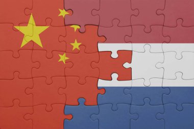 Hollanda 'nın renkli ulusal bayrağı ve Çin bayrağı bulmacası. konsept