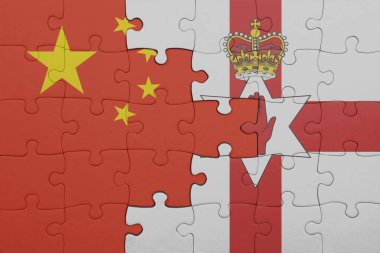 Kuzey İrlanda 'nın renkli ulusal bayrağı ve Çin bayrağı bulmacası. konsept