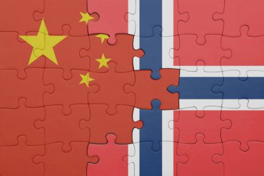 Norveç 'in renkli ulusal bayrağı ve Çin bayrağı bulmacası. konsept