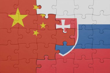Slovakya 'nın renkli ulusal bayrağı ve Çin bayrağı bulmacası. konsept