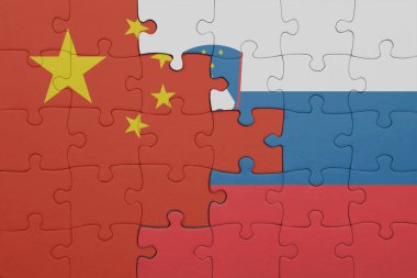Slovenia ve Çin bayrağının renkli ulusal bayrağıyla bulmaca. konsept