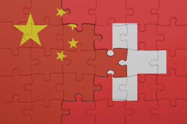 İsviçre bayrağı ve Çin bayrağının rengarenk yapbozu. konsept