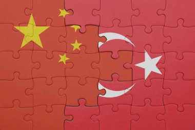 Çin bayrağı ve hindinin renkli ulusal bayrağıyla bulmaca. konsept