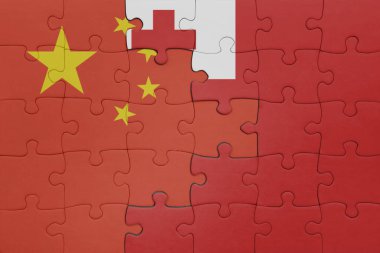 Tonga 'nın renkli ulusal bayrağı ve Çin bayrağı ile bulmaca. konsept