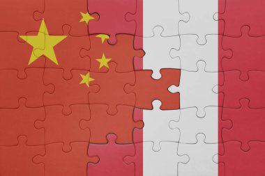 Peru 'nun renkli ulusal bayrağı ve Çin bayrağı bulmacası. konsept